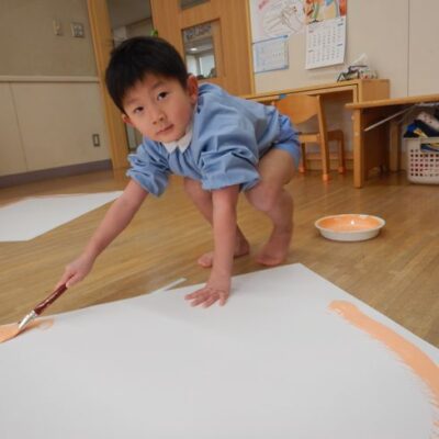 全紙に顔を描く子ども