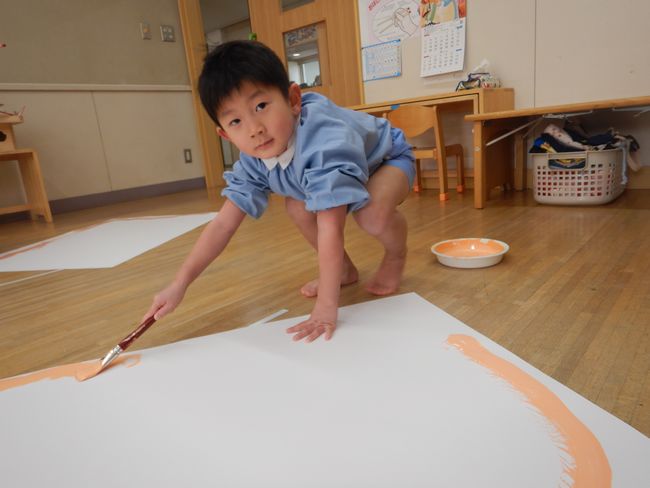 全紙に顔を描く子ども