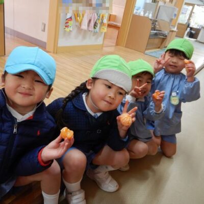 みかんを食べる年少組