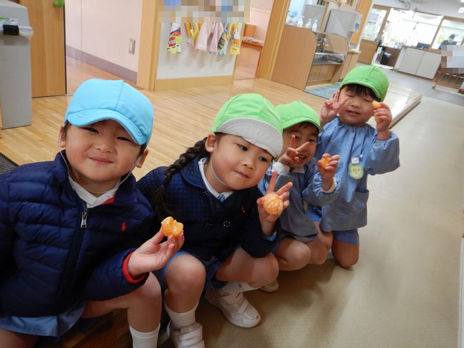みかんを食べる年少組