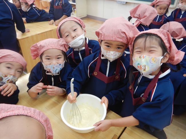 遠足ごっこを楽しむ園児