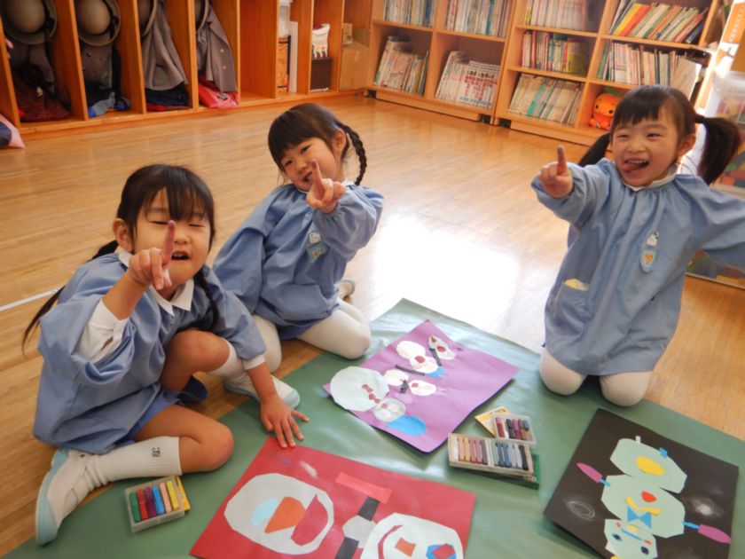 コンテで絵を書く子ども達