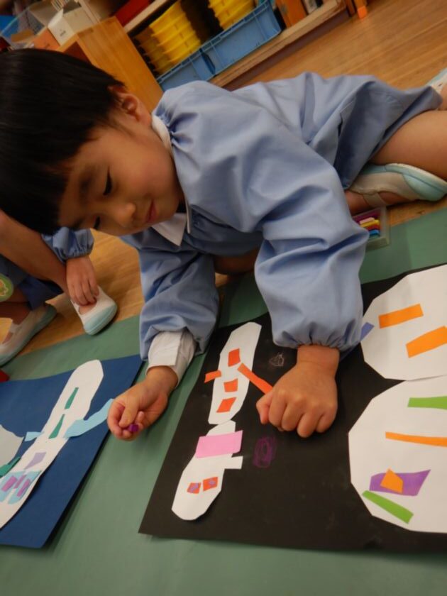 コンテで絵を書く子ども達