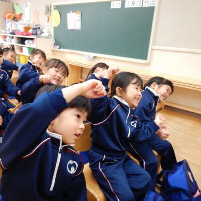 遠足ごっこを楽しむ園児