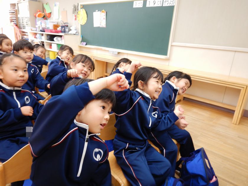 遠足ごっこを楽しむ園児