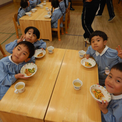 ピザを食べる子ども