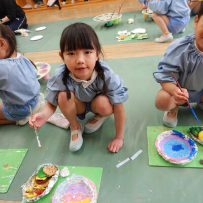 作品つくりをする子ども