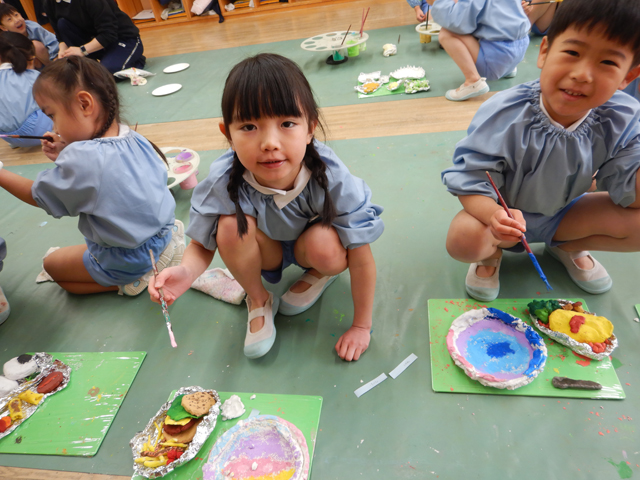 作品つくりをする子ども