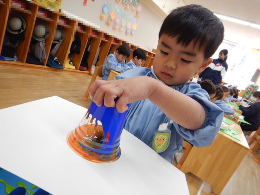 フルイドアートに挑戦する子ども