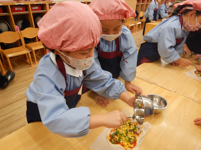 ピザを作るこども