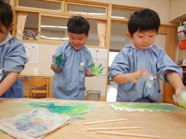 ゆびえのぐで遊ぶ子ども