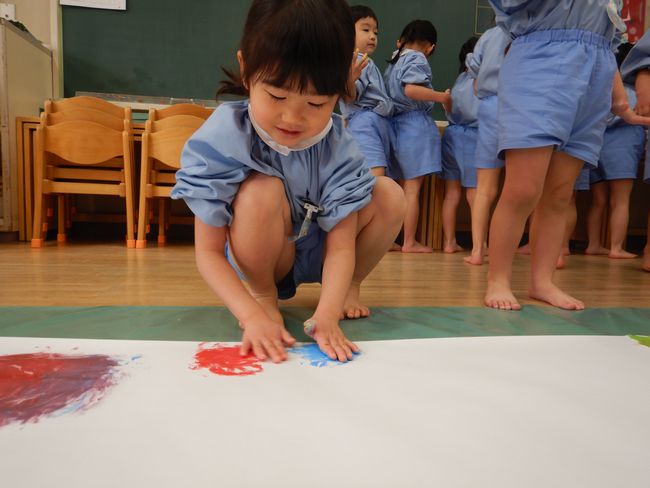 ゆびえのぐで遊ぶ子ども