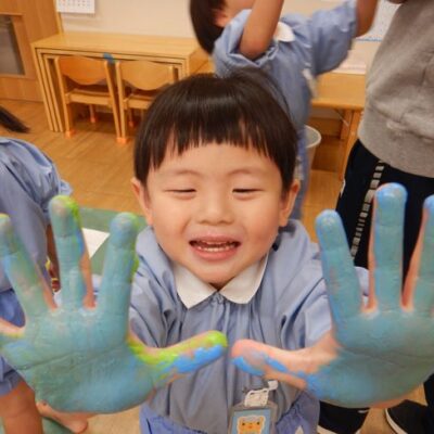 ゆびえのぐで遊ぶ子ども