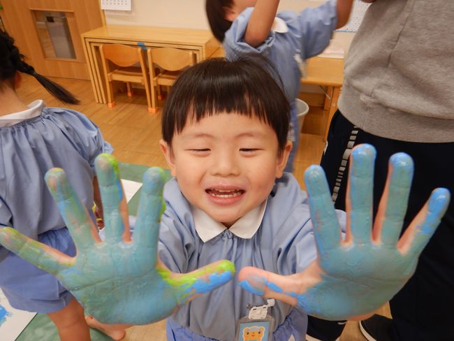 ゆびえのぐで遊ぶ子ども