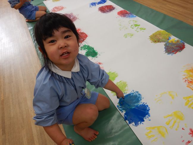 ゆびえのぐで遊ぶ子ども