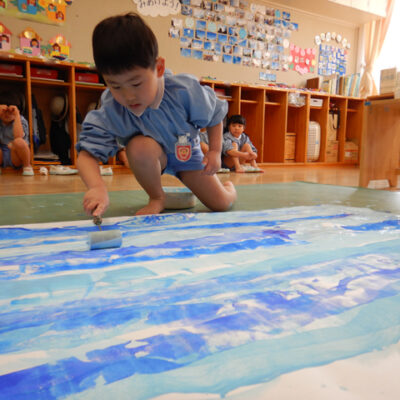 色塗りしている子ども