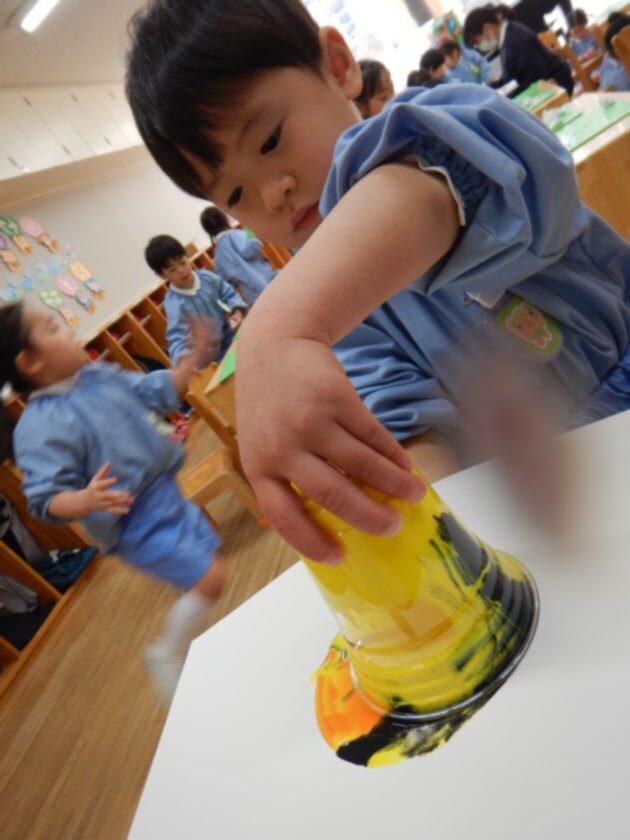 フルイドアートに挑戦する子ども