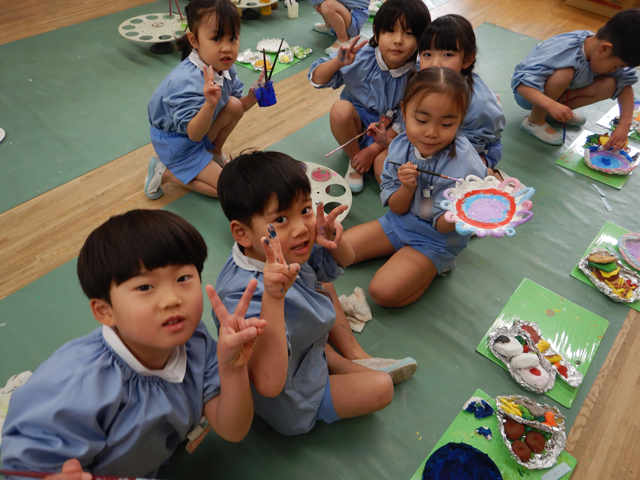 作品作りをする子ども