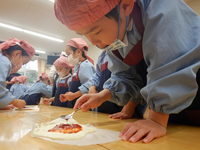 ピザを作る子ども