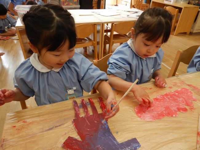 ゆびえのぐで遊ぶ子ども