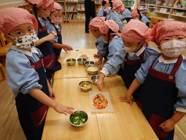 ピザを作る子ども