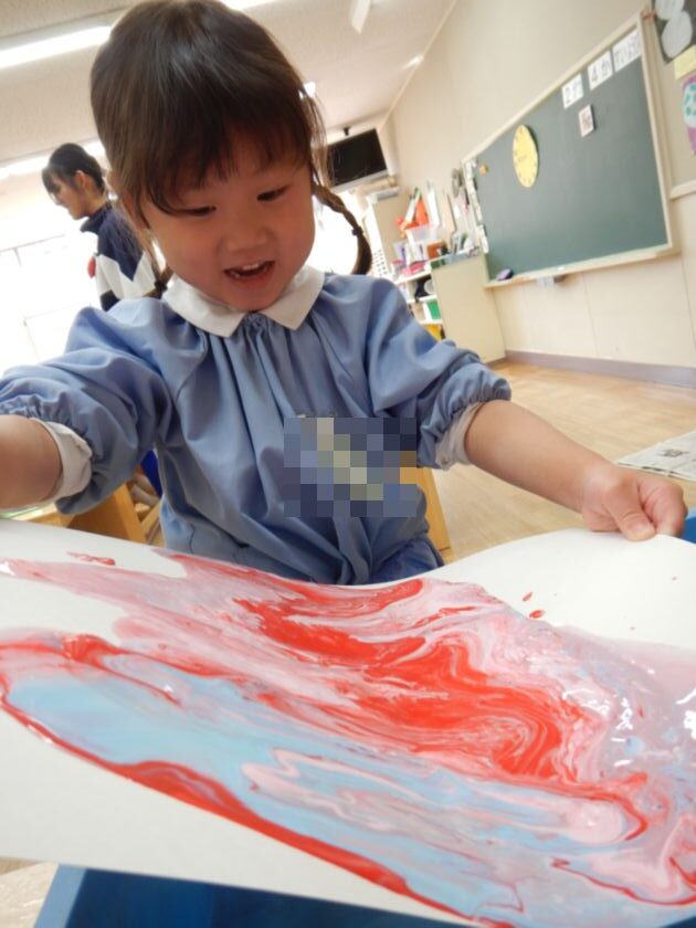 フルイドアートに挑戦する子ども