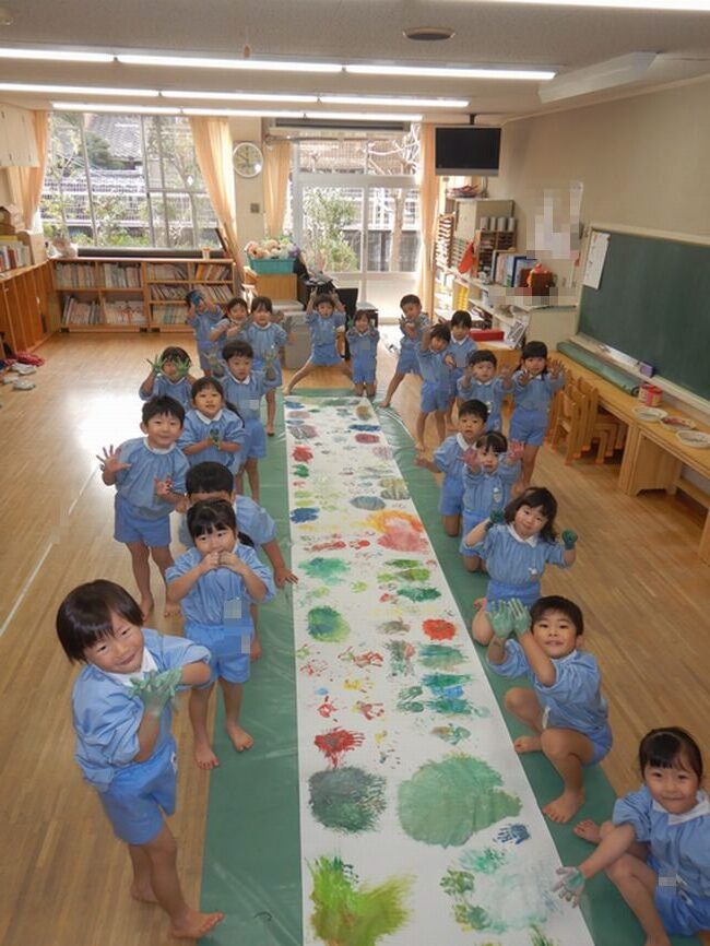 ゆびえのぐで遊ぶ子ども