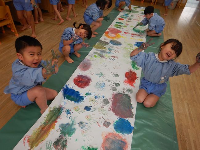 ゆびえのぐで遊ぶ子ども