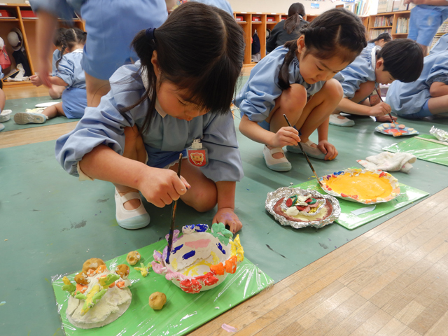 作品つくりをする子ども