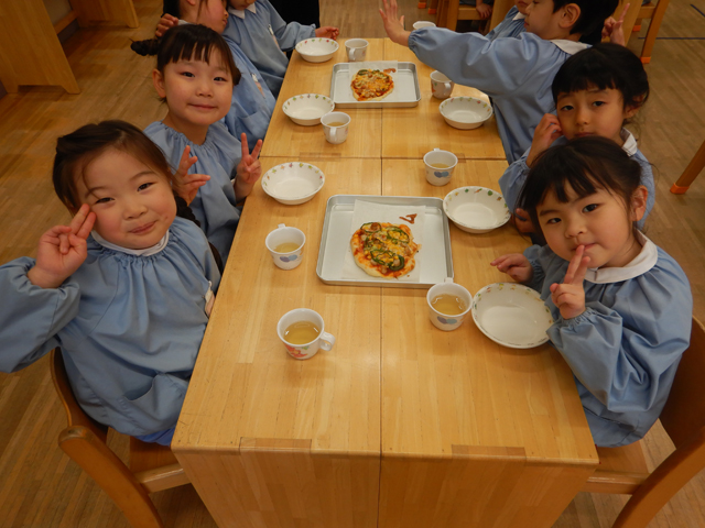ピザを食べる子ども