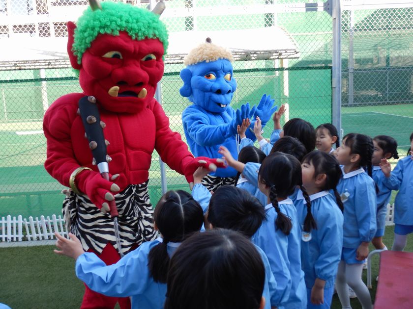 おにと仲良くなる園児