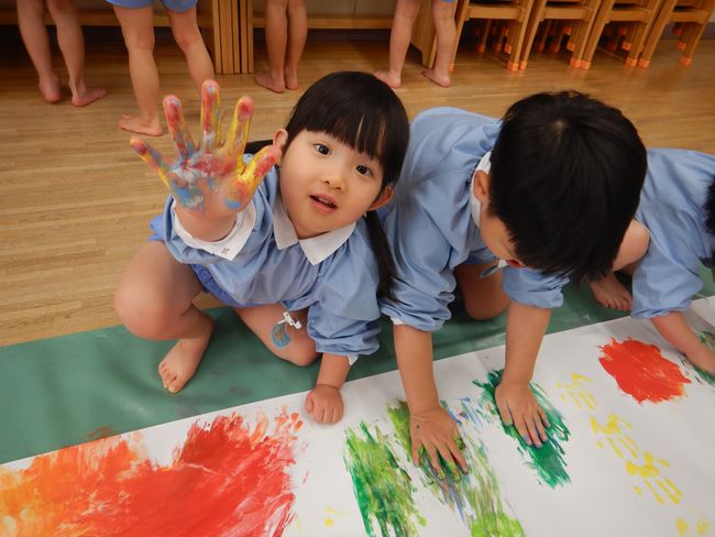 ゆびえのぐで遊ぶ子ども