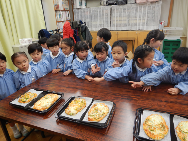 ピザを作る子ども