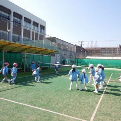 ドッチボールをする子ども