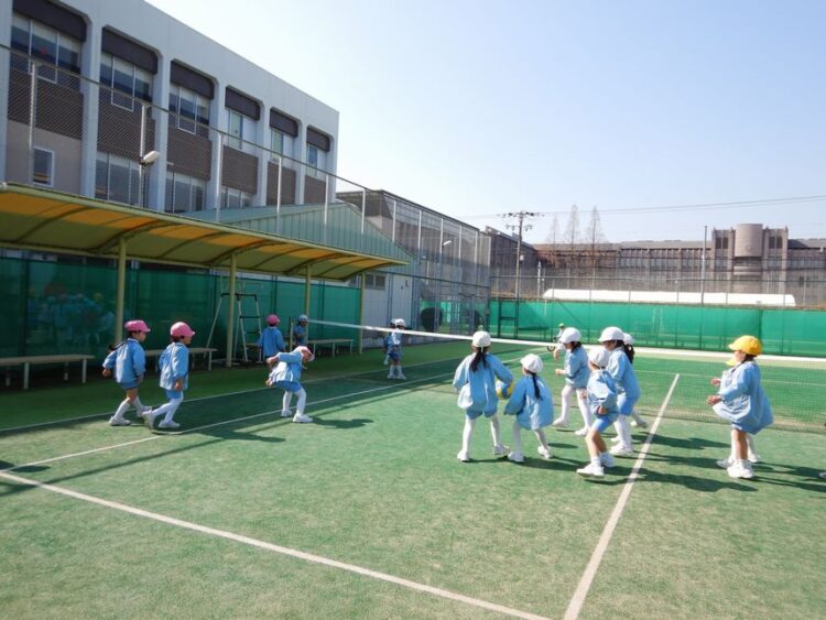 ドッチボールをする子ども