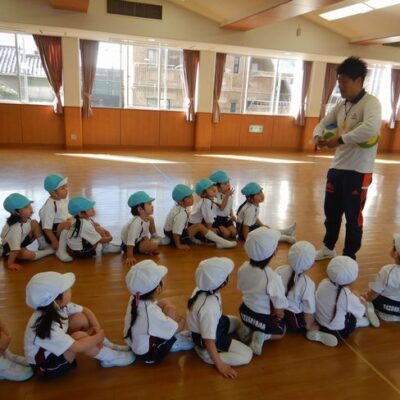 リレーの説明を聞く