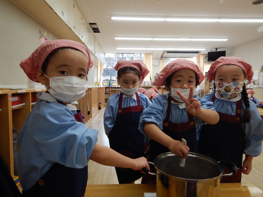 ぜんざいを作る園児