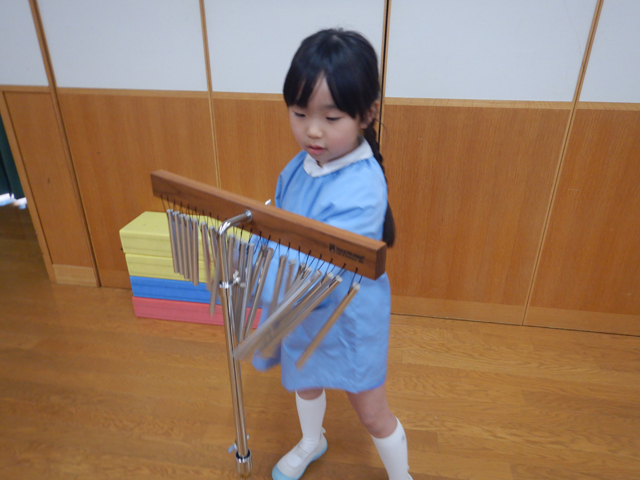 楽器遊びをする子ども