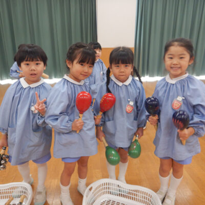 楽器遊びをする子ども