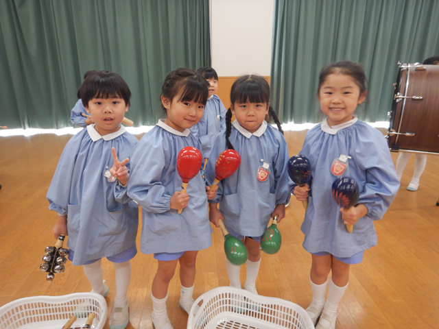 楽器遊びをする子ども