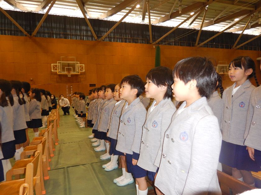 卒園式に参列する子ども
