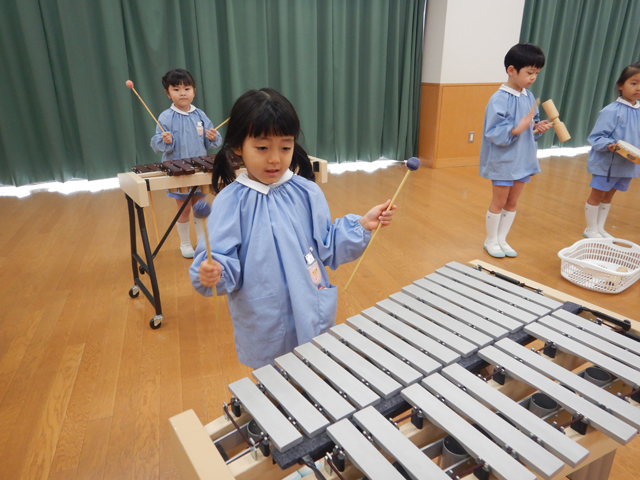 楽器遊びをする子ども