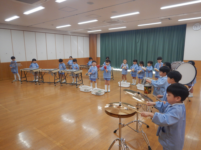 楽器遊びをしている子ども