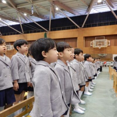 卒園式に参列してする子ども
