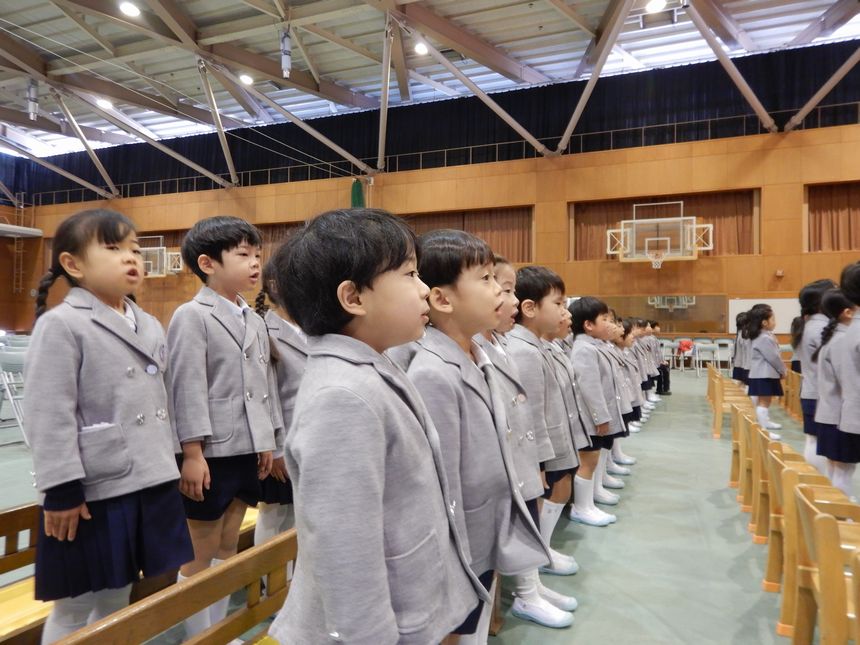 卒園式に参列してする子ども