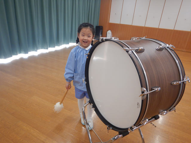 楽器遊びをしている子ども