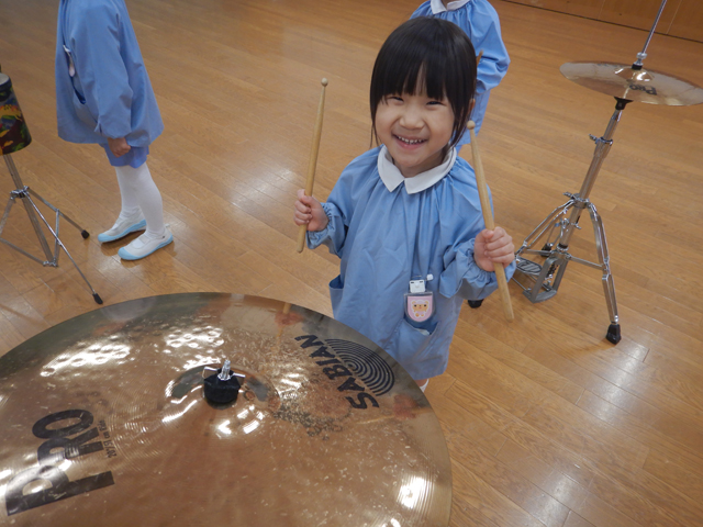 楽器遊びをする子ども