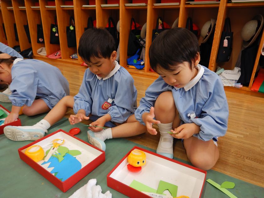 壁面制作を行う園児