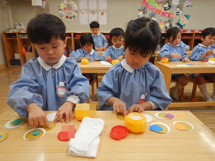 こいのぼり制作を行う園児