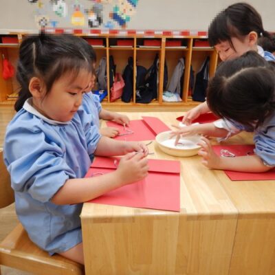 こいのぼり制作を行う園児